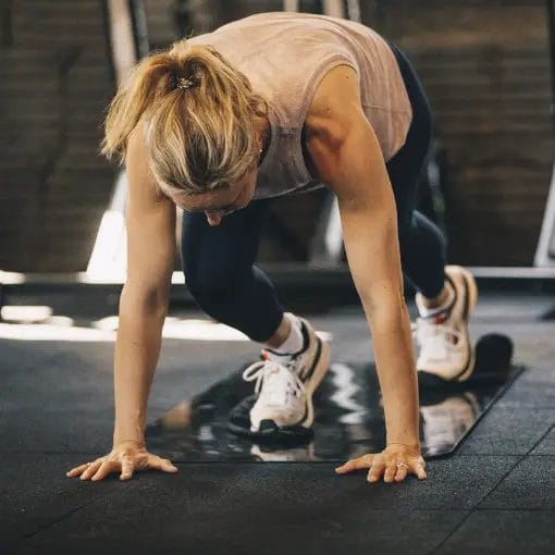 Woman doing pushups on training at CrossFit Durst