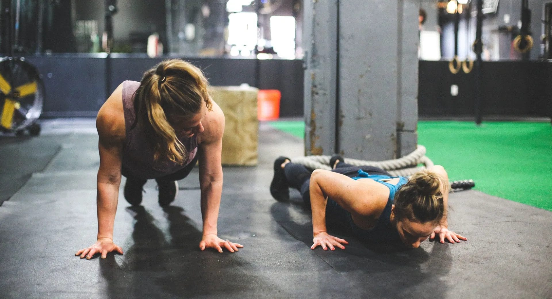 Women doing pushups on training at CrossFit Durst